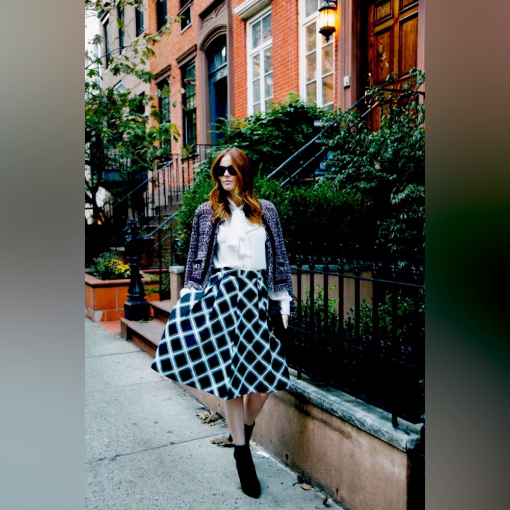 Express black & white A-line skirt size 6 with pockets. Excellent condition